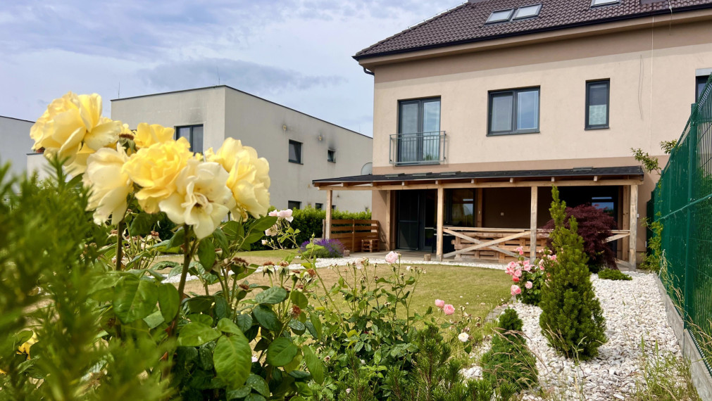 Neibrs | Zariadený 3izb.byt, 557 m2 pozemok, 2x parkovacie miesto