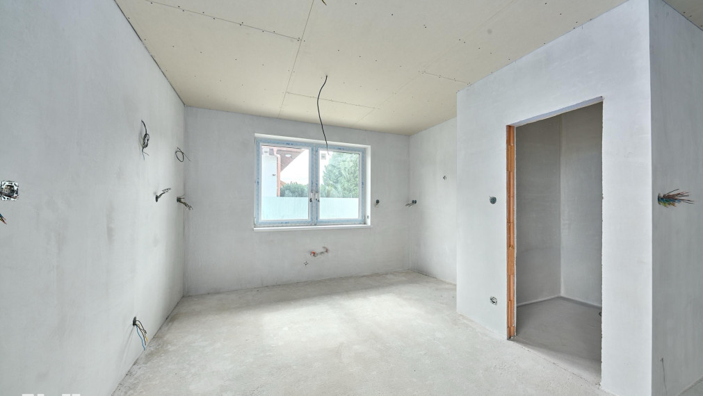 Neibrs | 4 izbový rodinný dom (bungalov) na Novej ulici – pokojná lokalita priamo v centre Šoporne