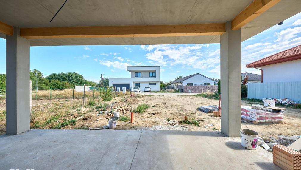 Neibrs | 4 izbový rodinný dom (bungalov) na Novej ulici – pokojná lokalita priamo v centre Šoporne