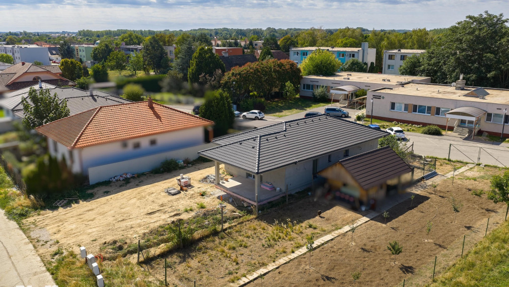 Neibrs | 4 izbový rodinný dom (bungalov) na Novej ulici – pokojná lokalita priamo v centre Šoporne