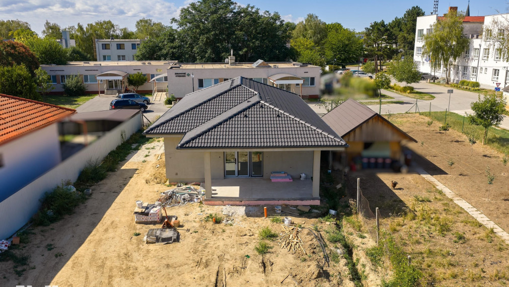 Neibrs | 4 izbový rodinný dom (bungalov) na Novej ulici – pokojná lokalita priamo v centre Šoporne