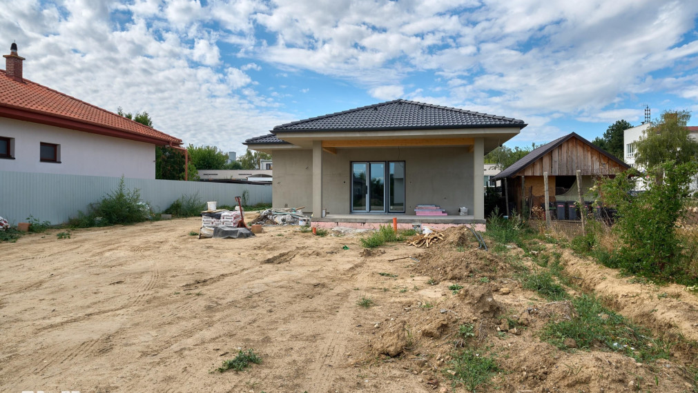Neibrs | 4 izbový rodinný dom (bungalov) na Novej ulici – pokojná lokalita priamo v centre Šoporne