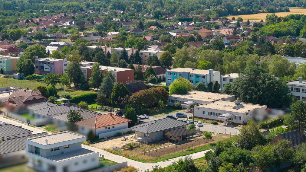 Neibrs | 4 izbový rodinný dom (bungalov) na Novej ulici – pokojná lokalita priamo v centre Šoporne