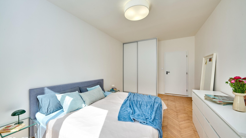 Neibrs | REZERVOVANÉ- 2-izbový byt priamo na Dulovom námestí | 62,5 m² | kompletná rekonštrukcia