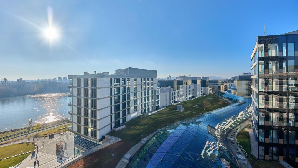 Neibrs | 3 izb. Apartmán s výhľadom na Bratislavský hrad a Downtown, 2x Parking + Pivnica