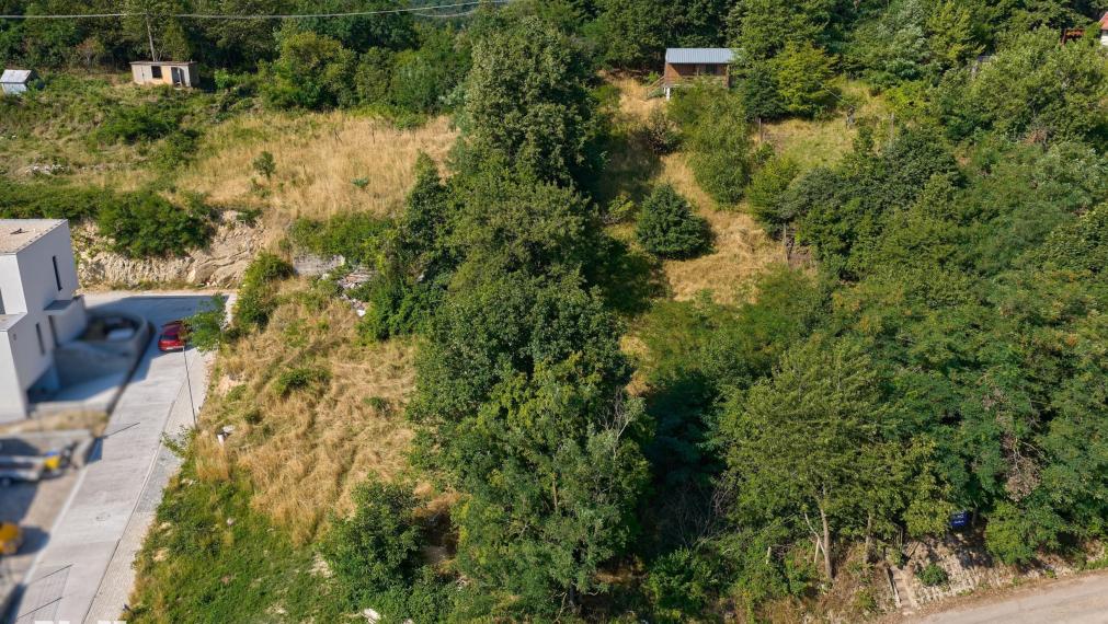 Neibrs | 1100m2 - Rača - výhľad na Bratislavu, dva vstupy na pozemok, vedľa lesa