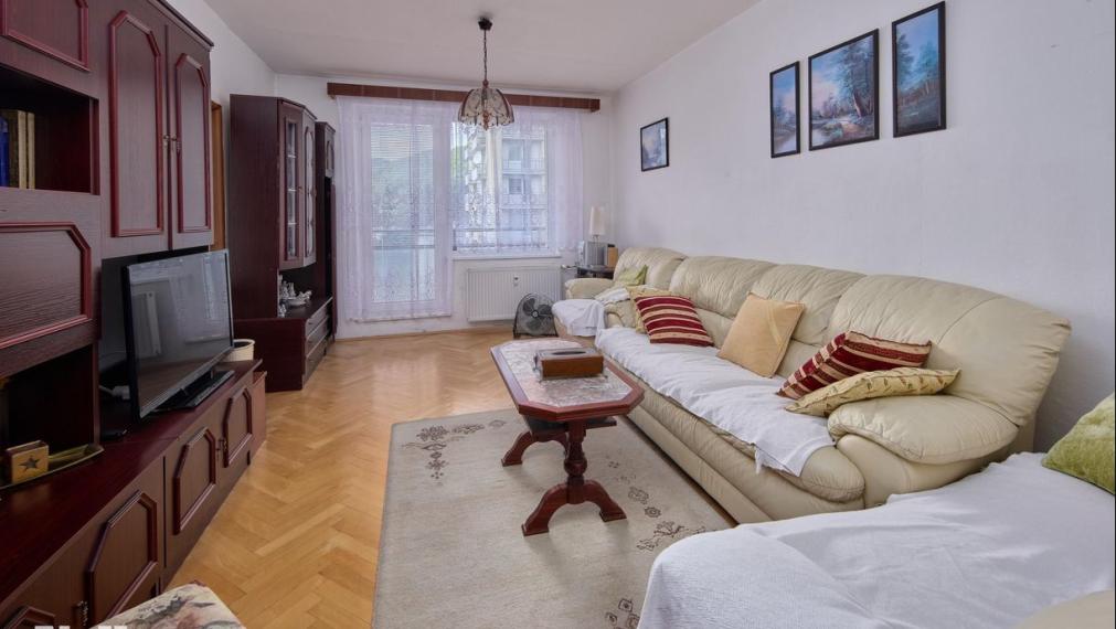Neibrs | 4 izbový byt, čiastočná rekonštrukcia + 4 loggie + pivnica 