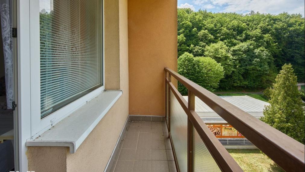 Neibrs | 4 izbový byt, čiastočná rekonštrukcia + 4 loggie + pivnica 