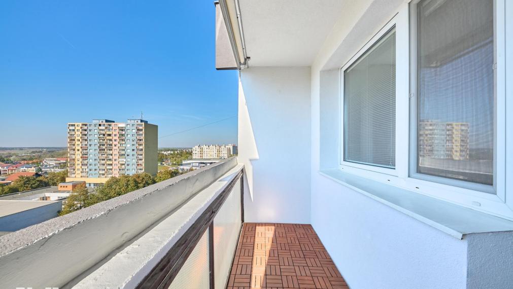 Neibrs | Panoramatický výhľad na Rakúsko- 1 izb. byt s loggiou, samostatná kuchyňa, komplet. rek. 
