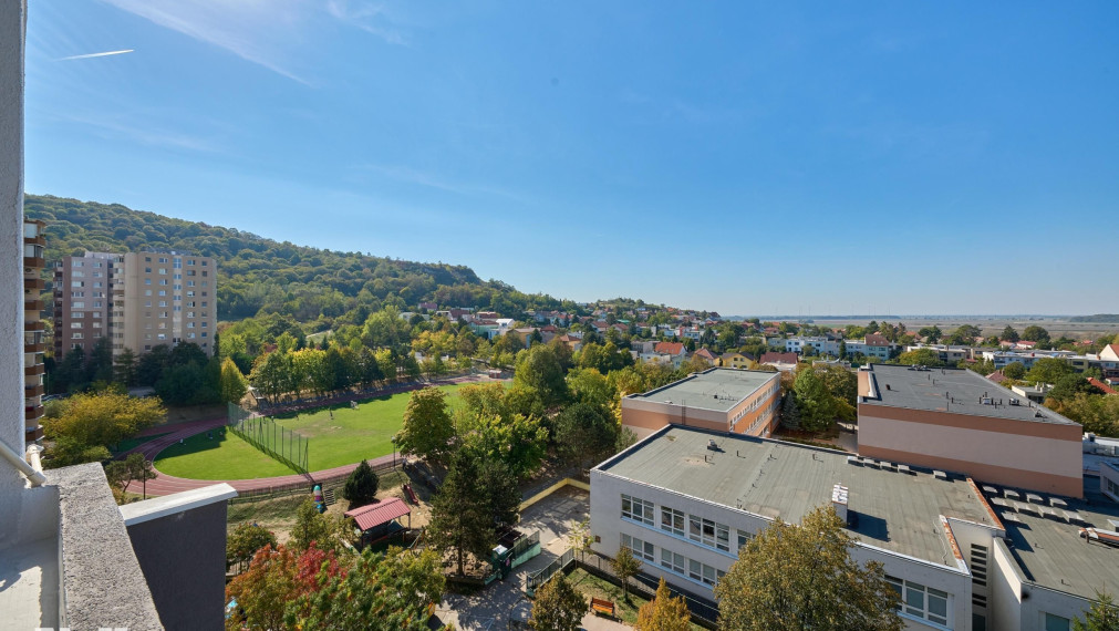 Neibrs | Panoramatický výhľad na Rakúsko- 1 izb. byt s loggiou, samostatná kuchyňa, komplet. rek. 