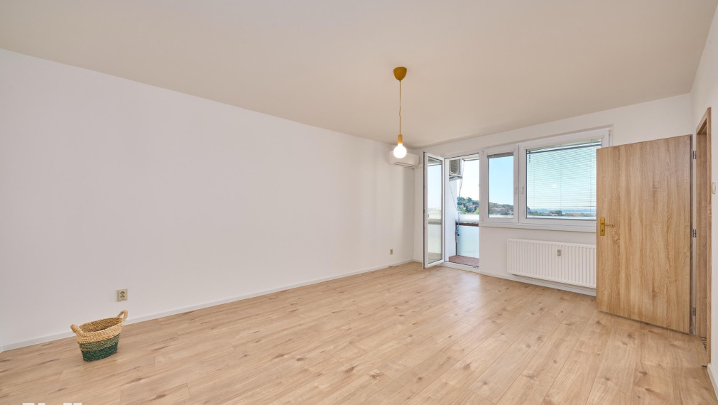 Neibrs | Panoramatický výhľad na Rakúsko- 1 izb. byt s loggiou, samostatná kuchyňa, komplet. rek. 