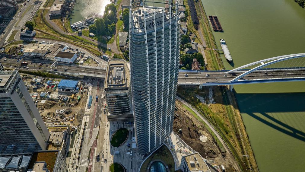 Neibrs | Eurovea Tower - 3 izb. Apartmán, 2 balkóny, parking, kobka