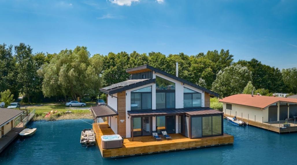 Neibrs | Exkluzívne na predaj 5i luxusný a nízkoenergetický hausboat na celoročné bývanie, 250m2, terasa, vírivka, parkovanie, Jarovecké rameno