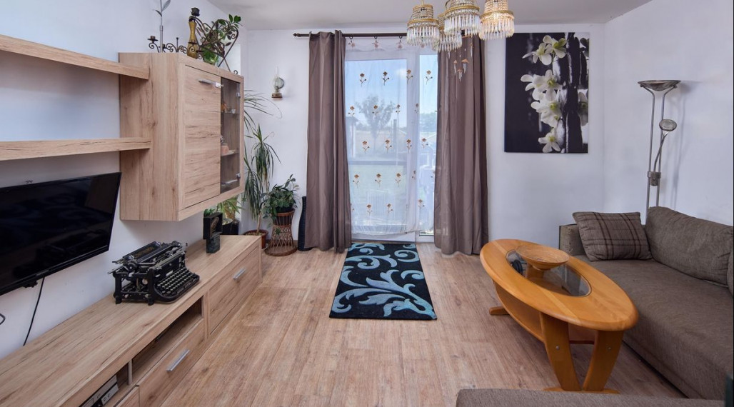 Neibrs | 4 izb. dom v radovej zástavbe, terasa, 2 parkovacie miesta