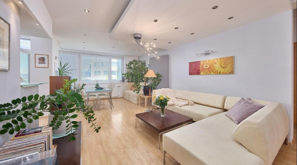 Neibrs| 4 izb. byt, Kramáre, 127 m2 plus 7 m2 loggia, pivnica, dve svetové strany