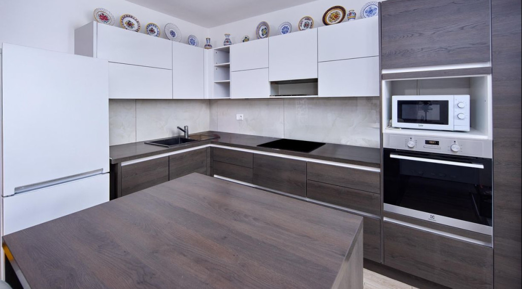 Neibrs | REZERVOVANÉ- 2 izb. byt, čiastočná rekonštrukcia, balkón, Pri Šajbách