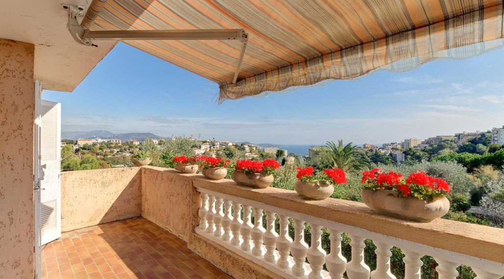 Neibrs | Na predaj tradičný provensálsky 3i byt, 78.5m2 s bazénom a výhľadom na more, Nice-Fabron, Francúzsko