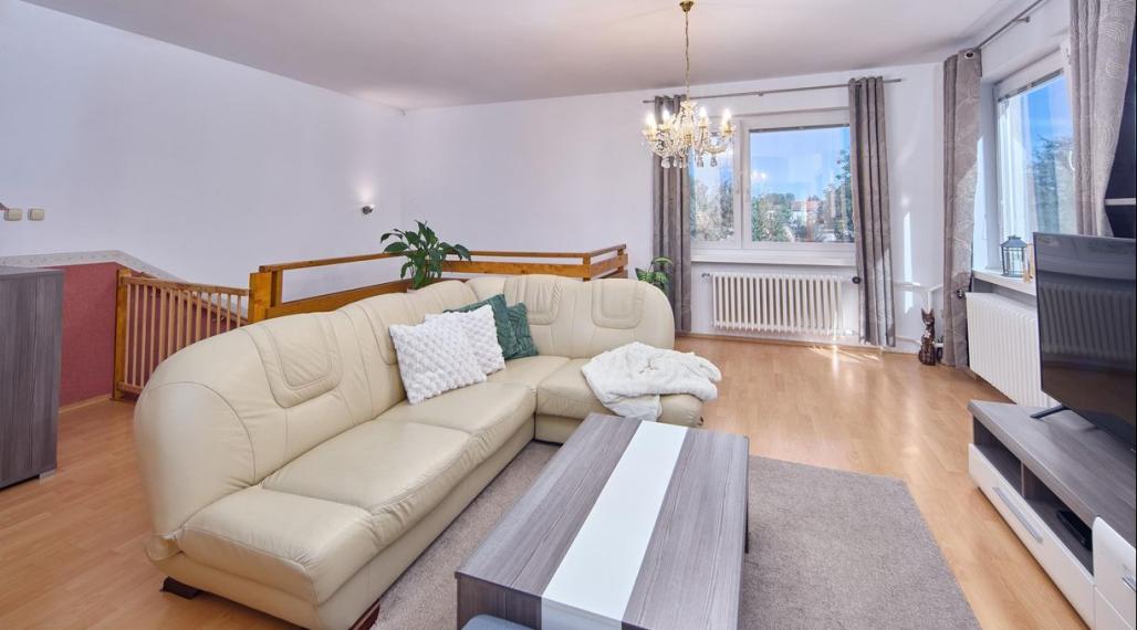 Neibrs | REZERVOVANÉ (6) izbový dvojgeneračný rodinný dom s veľkým pozemkom 985m2 na Petöfiho ulici v Podunajských Biskupiciach