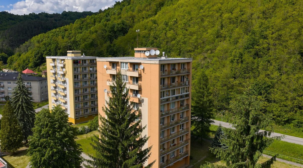 Neibrs | predaj (4) izbový veľkometrážny byt v obci Hodruša - Hámre okres Žarnovica