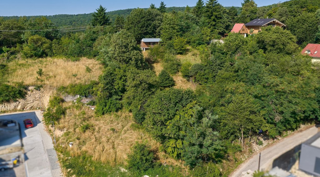 Neibrs | 1100m2 - Rača - výhľad na Bratislavu, dva vstupy na pozemok, vedľa lesa