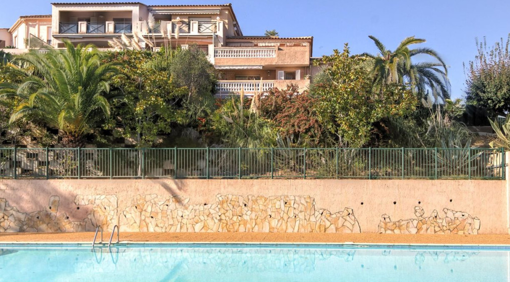 Neibrs | Na predaj tradičný provensálsky 3i byt, 78.5m2 s bazénom a výhľadom na more, Nice-Fabron, Francúzsko