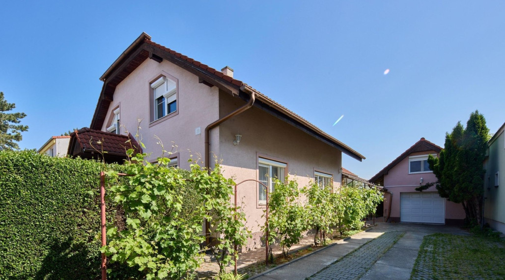 Neibrs | Na predaj 2 rodinné domy s garážou a samostatnou bytovou jednotkou, pozemok 1115 m2