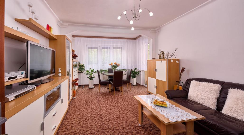 Neibrs | Na predaj 3,5 izb byt vedľa Mladej Gardy, pôvodný stav, plastové okná, dve loggie, samostatné izby