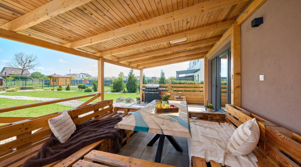 Neibrs | Krásny zariadený 3 izb. byt s vlastnou záhradou 557m2, krytá terasa, 2 parkovacie miesta, Malý Raj