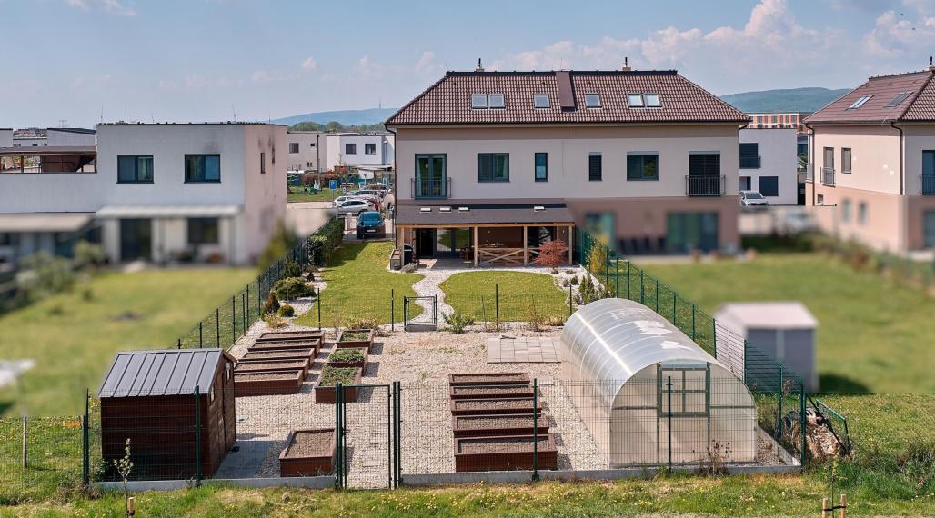 Neibrs | Alternatíva k domu - 3 izb. byt s vlastnou záhradou 557 m2, 2 parkovacie miesta, krytá terasa, skleník