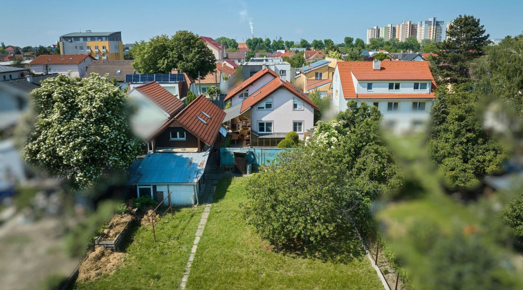 Neibrs | Na predaj 2 rodinné domy s garážou a samostatnou bytovou jednotkou, pozemok 1115 m2