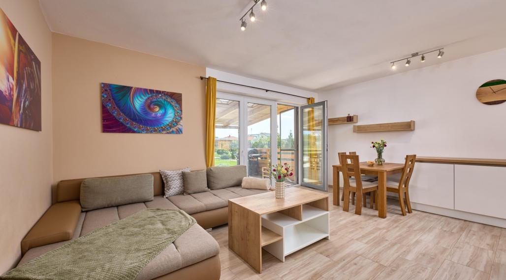 Neibrs | Krásny zariadený 3 izb. byt s vlastnou záhradou 557m2, krytá terasa, 2 parkovacie miesta, Malý Raj