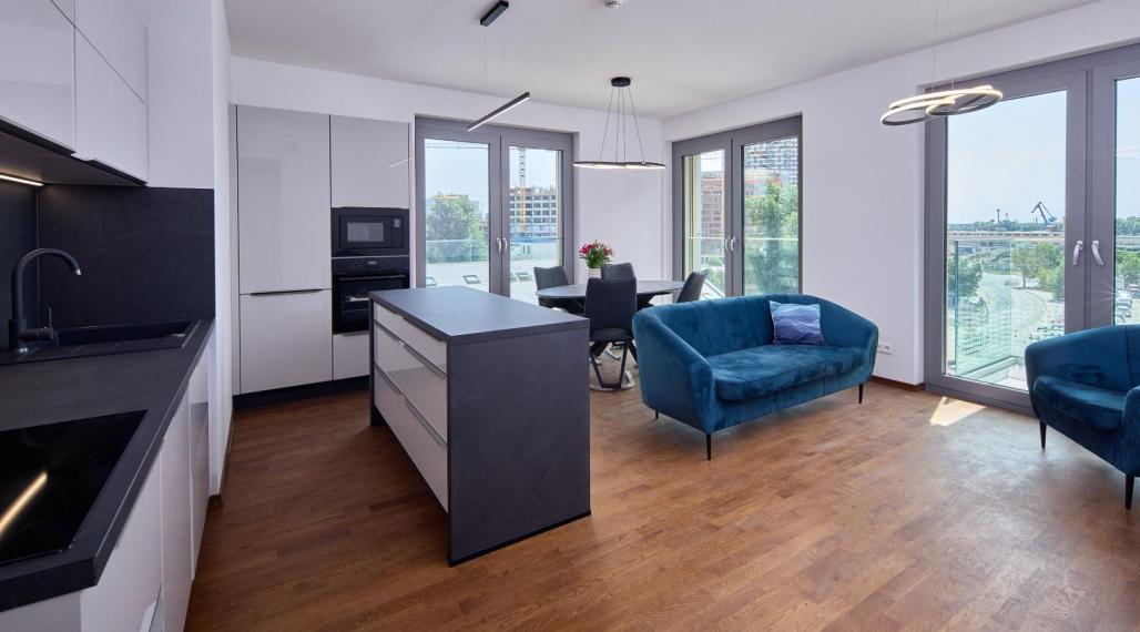 Neibrs | 3 izb byt Metropolis, centrum, chladenie, 2x balkón, parking