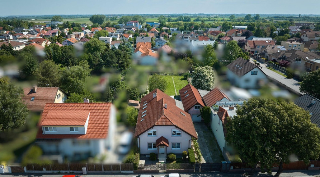 Neibrs | Rodinný dom s prístavbou, garážou a samostatnou bytovou jednotkou, pozemok 1115 m2