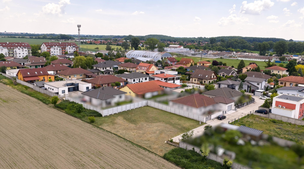 Neibrs | Hamuliakovo- Pozemok pre samostatný RD alebo Dvojdom, všetky IS