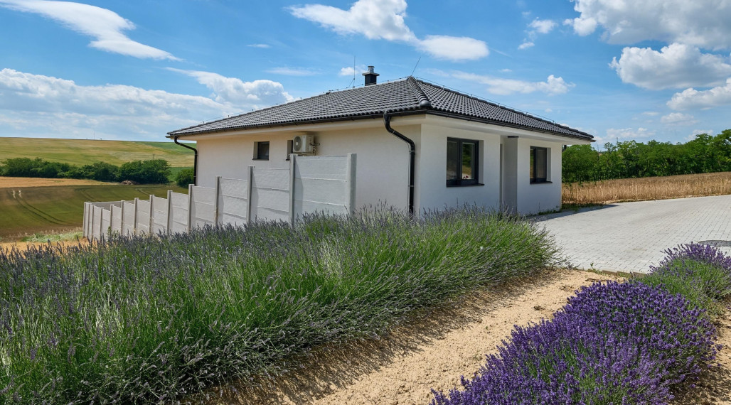Neibrs | Moderný 4-izbový rodinný dom s veľkou terasou a panoramatickým výhľadom na prírodu – Pastuchov