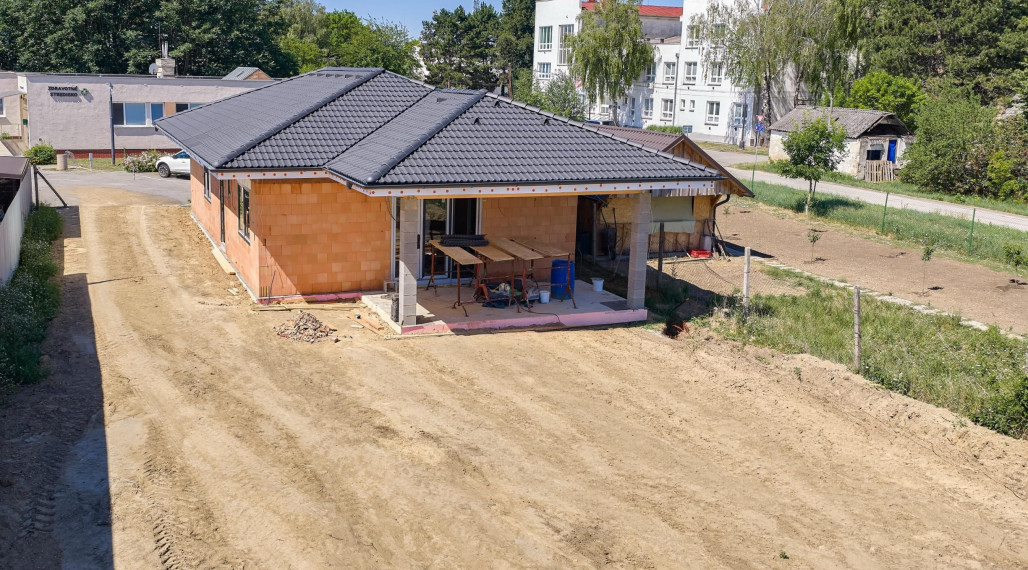 Neibrs | 4 izbový rodinný dom (bungalov) na Novej ulici – pokojná lokalita priamo v centre Šoporne