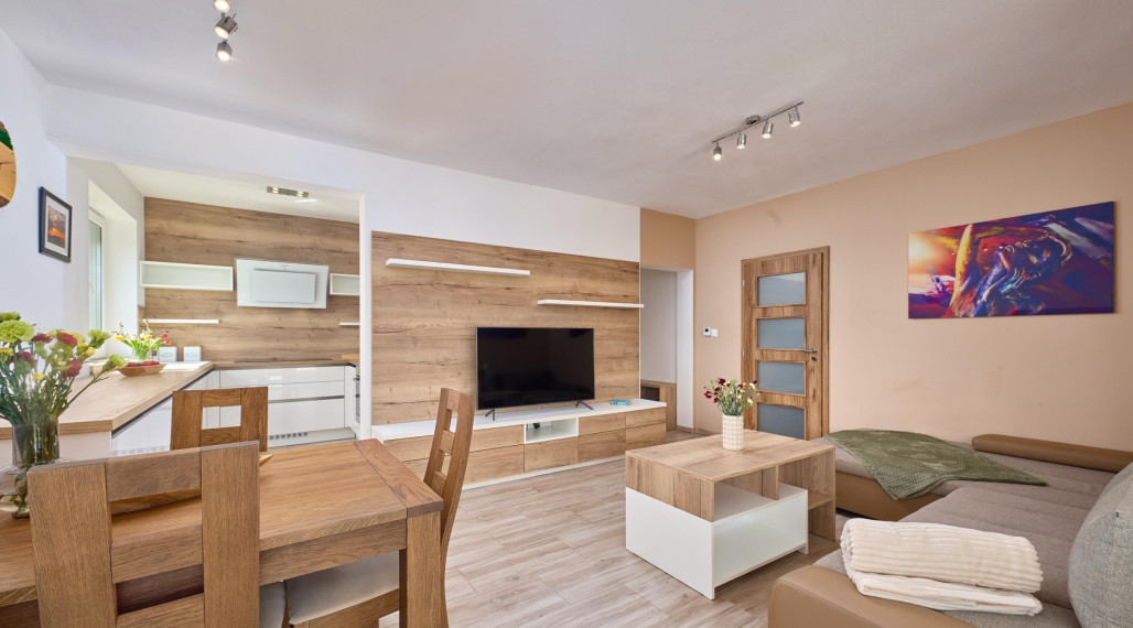 Neibrs | Zariadený 3izb.byt, 557 m2 pozemok, 2x parkovacie miesto