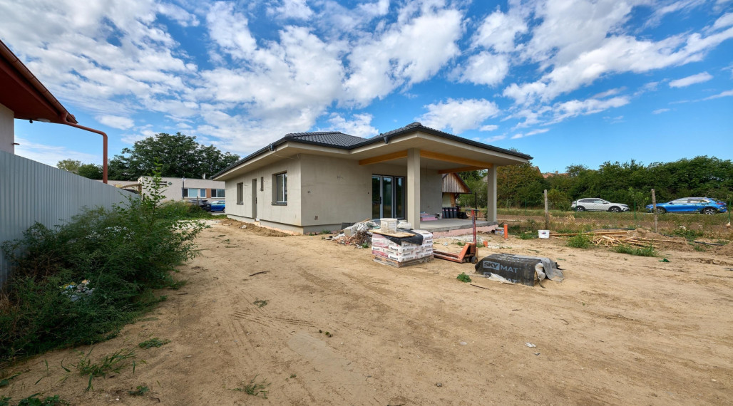 Neibrs | 4 izbový rodinný dom (bungalov) na Novej ulici – pokojná lokalita priamo v centre Šoporne