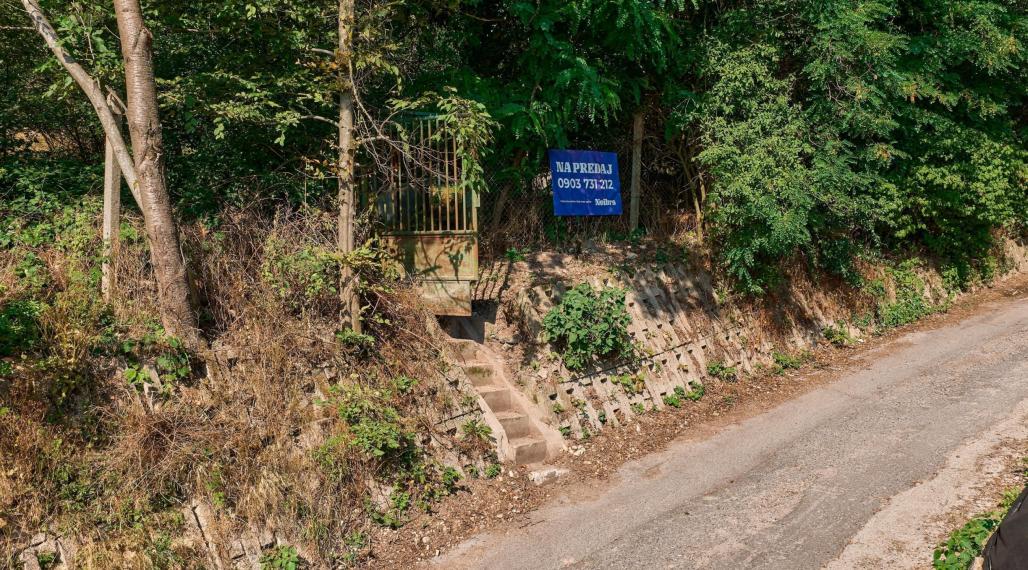 Neibrs | 1100m2 - Rača - výhľad na Bratislavu, dva vstupy na pozemok, vedľa lesa