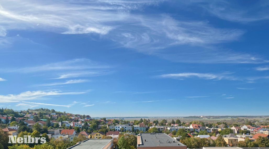 Neibrs | Panoramatický výhľad na Rakúsko- 1 izb. byt s loggiou, samostatná kuchyňa, komplet. rek. 