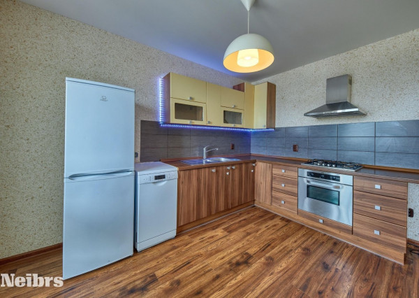 Na predaj 3 izbový byt s balkónom a kobkou na ul. L.Fullu, Dlhé Diely