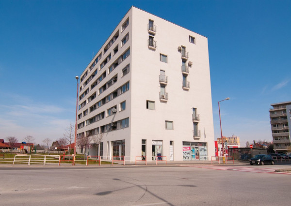 Holopriestor s výkladom v novostavbe na akúkoľvek prevádzku