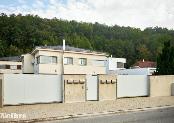 Exkluzívne na predaj 3i rodinný dom, 2x parkovanie, záhrada, terasa, 2x kúpeľňa, Devínska cesta, Bratislava IV
