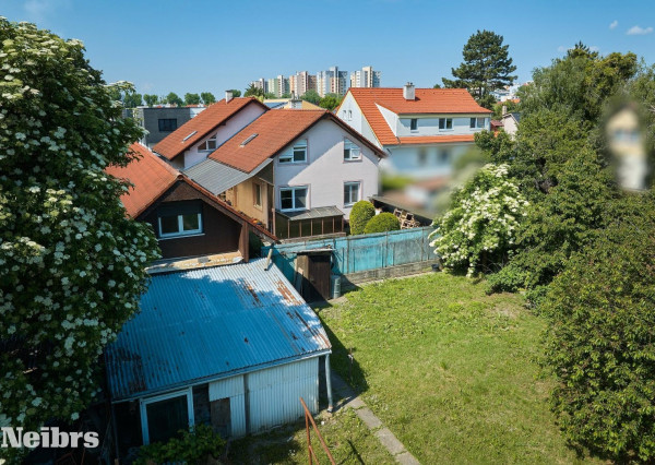 Neibrs | Na predaj 2 rodinné domy s garážou a samostatnou bytovou jednotkou, pozemok 1115 m2