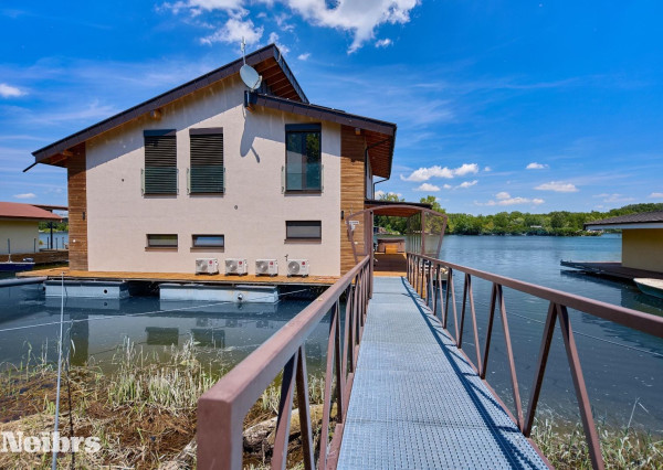 Neibrs | Exkluzívne na predaj novostavba 5i nízkoenergetický hausboat na celoročné bývanie, 250m2, terasa, vírivka, parkovanie, Jarovecké rameno