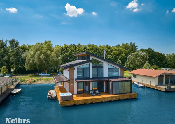 Neibrs | Exkluzívne na predaj 5i luxusný a nízkoenergetický hausboat na celoročné bývanie, 250m2, terasa, vírivka, parkovanie, Jarovecké rameno