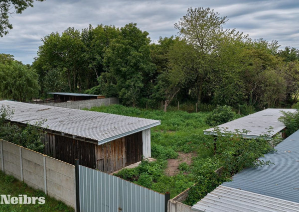 Neibrs | Exkluzívne na predaj pozemok na stavbu rekreačej  chaty, 811m2,  asfaltová prístupová cesta, voda, elektrina, Devínske jazero, Bratislava