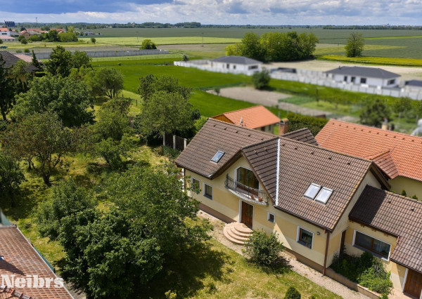 Neibrs | Predaj 6 izb. RD s garážou a vínnou pivničkou na pozemku 2775 m2