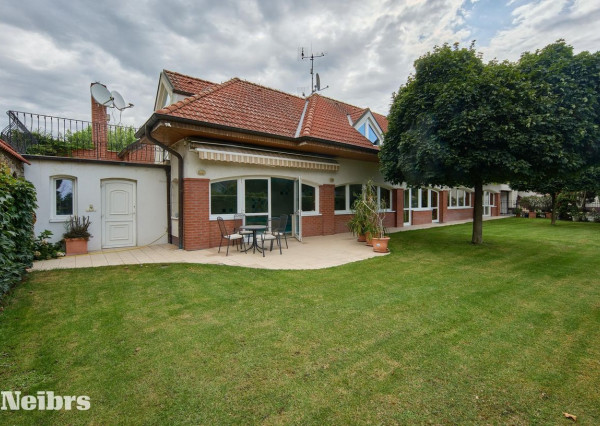 Neibrs | Exkluzívne na prenájom zariadená luxusná 5i vila s bazénon, garážou, záhradou s jazierkom, Nová dedinka, okr. Senec