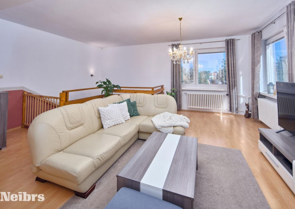 Neibrs | predaj (6) izbový dvojgeneračný rodinný dom s veľkým pozemkom 985m2 na Petöfiho ulici v Podunajských Biskupiciach